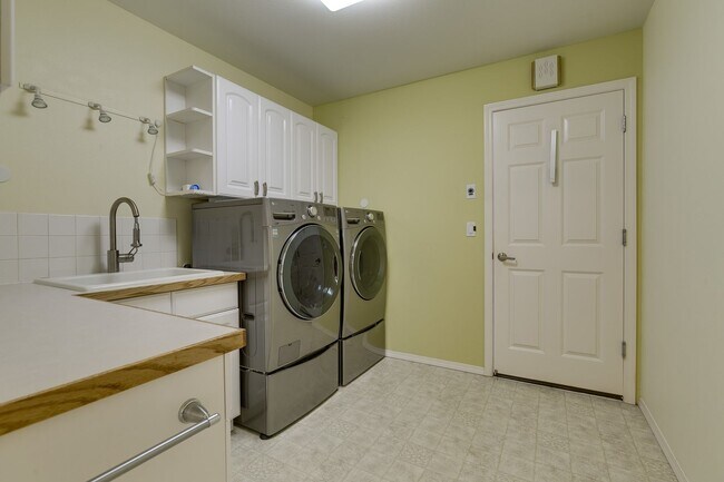 Building Photo - Shoreline Rambler Available NOW! 4 Bed 2 Bath w/spacious backyard!