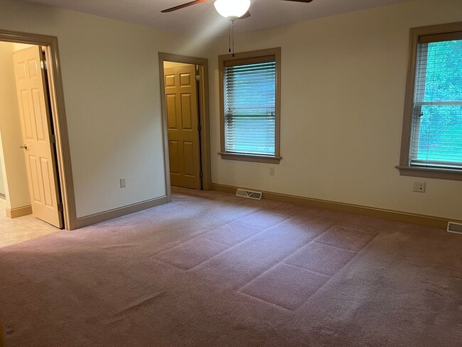 Building Photo - Now Leasing – Beautiful Well Maintained 3-...