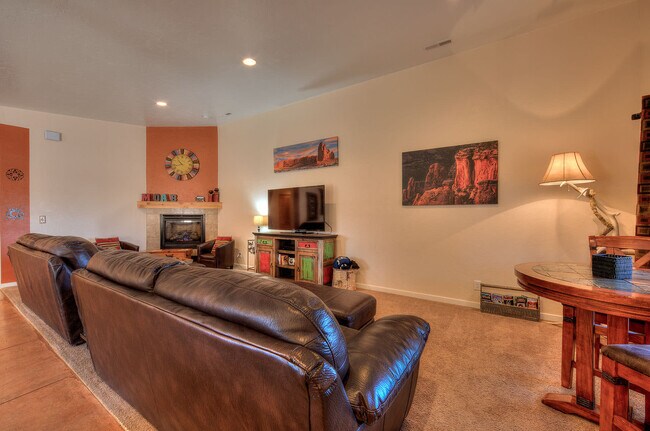 Building Photo - 3366 Oleander Ln