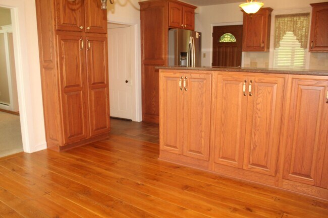 Building Photo - 653 Runkle Rd