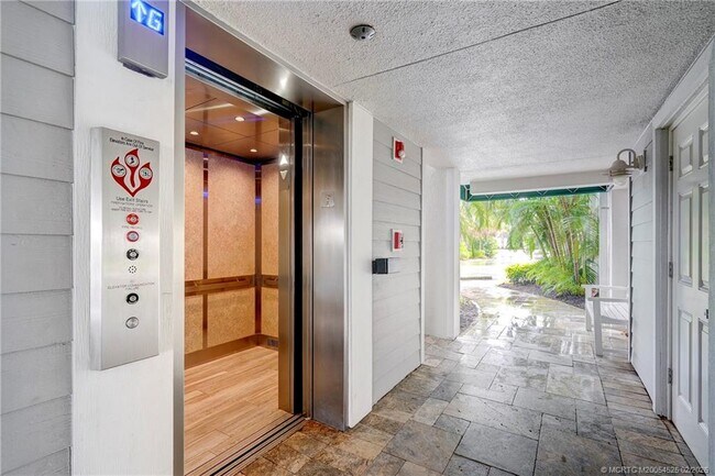 Building Photo - 184 NE Edgewater Dr