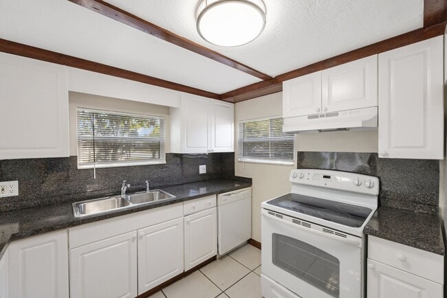 Building Photo - $1600 House on Corner Lot Ready by June 1,...