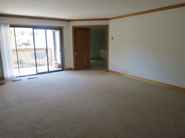 Building Photo - 8880 Villa La Jolla Dr