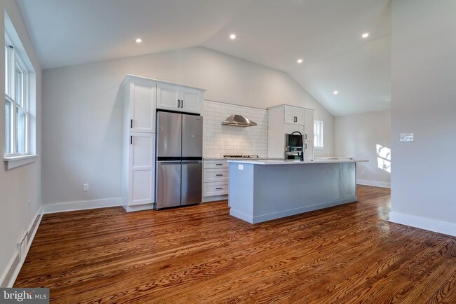 Building Photo - 308 Lenox Rd