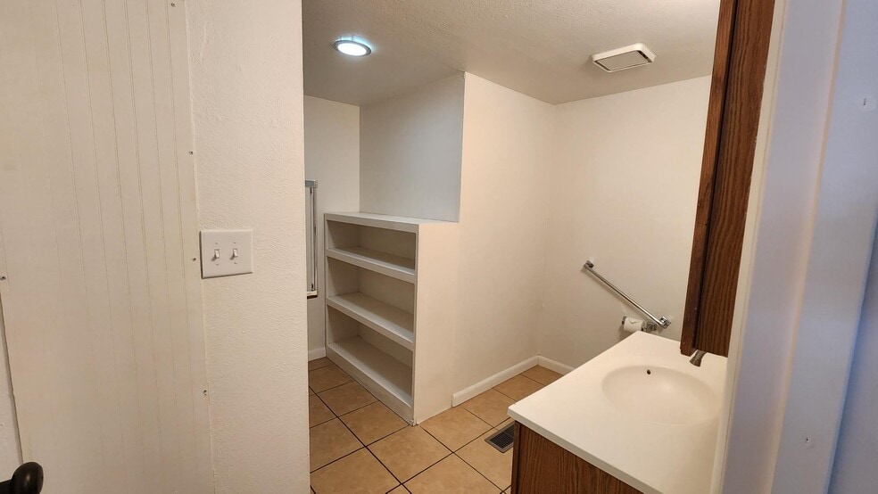 Building Photo - 102 N 9th St