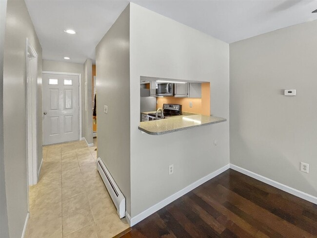 Building Photo - Beautiful Two Bedroom Condo ( CURRENTLY UN...