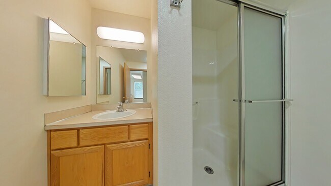 Building Photo - 1 Bedroom Apartment ~ Close to Campus