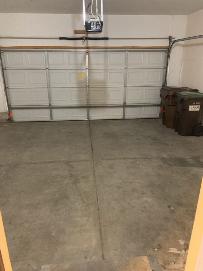 Building Photo - STUDENTS WELCOME! 3 Bed, 2 Bath Duplex in ...