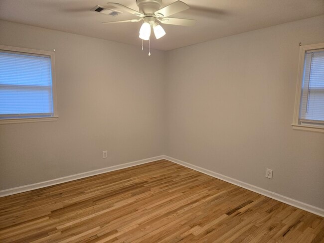 Building Photo - 4580 Hickory Dr