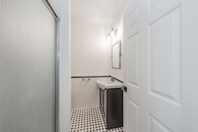 Building Photo - CHARMING HOME Close to TCU Campus!