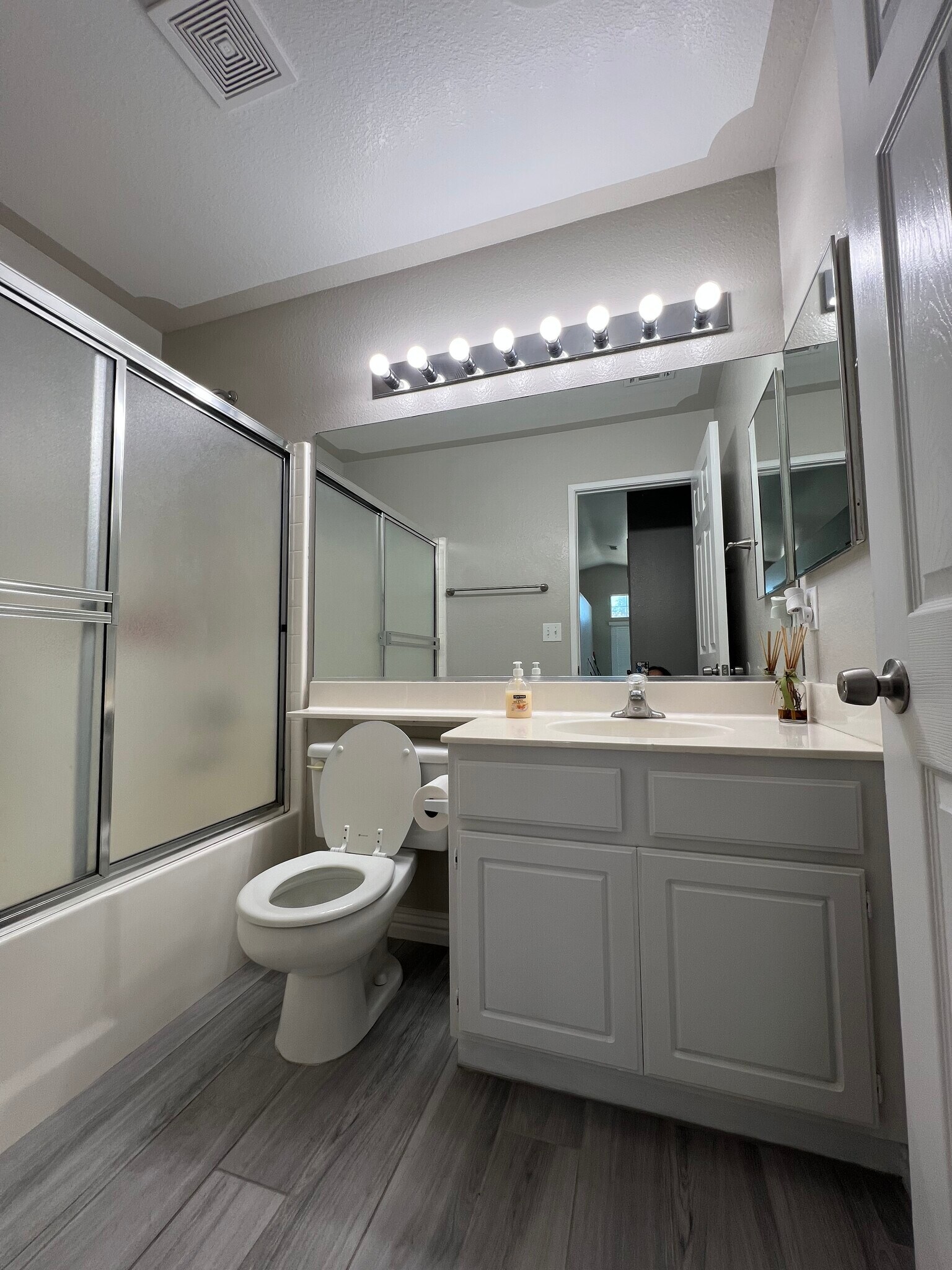 Bathroom - 9083 Powell Ave