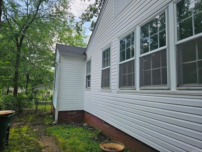Building Photo - 2303 S Tyler St