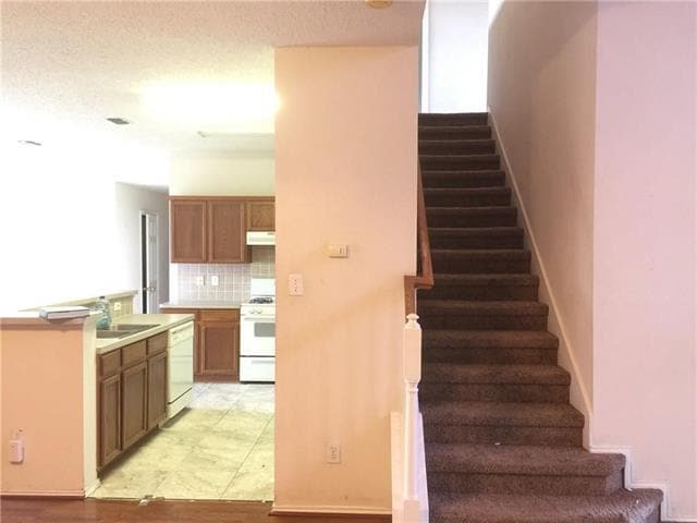 Building Photo - 5143 Autumn