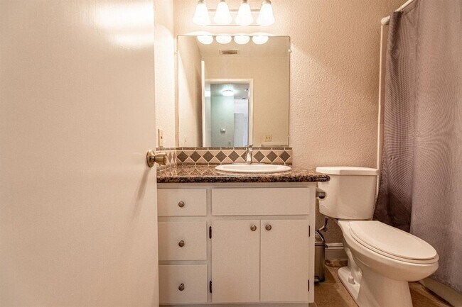 Building Photo - Move-In Ready 1-Bedroom Condo Cobblestone Glen SEE VIDEO