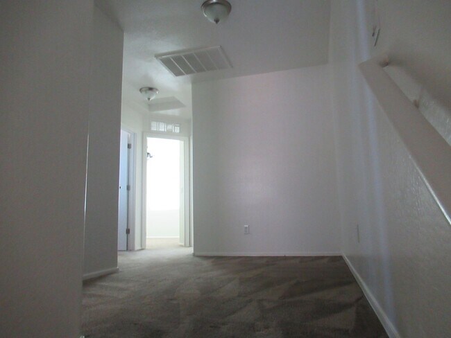 Building Photo - Spacious Home in Gated Community!