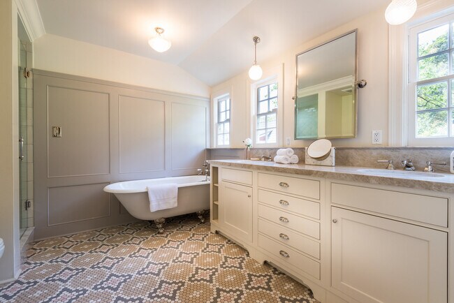 Building Photo - 919 RIVAS CANYON Rd