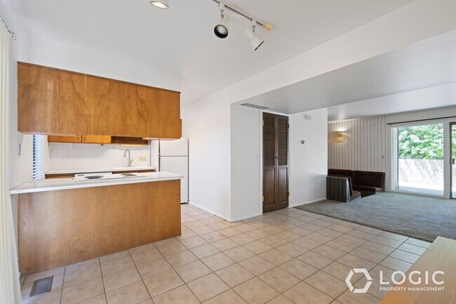 Building Photo - 1815 N Woodside Dr E