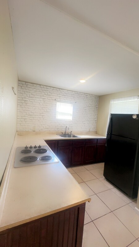 Building Photo - 10842 Knollwood Dr