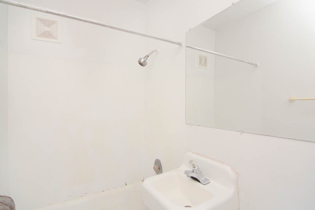 Building Photo - 4060 N Kenmore Ave