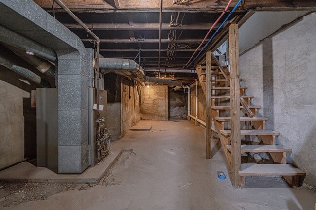 Building Photo - UPDATED FOUR BEDROOM/1.5 BATH TOWNHOME