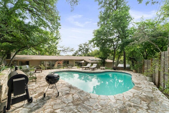 Building Photo - 2402 Rockingham Cir
