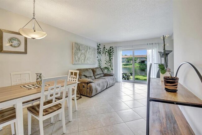 Building Photo - 9949 Twin Lakes Dr
