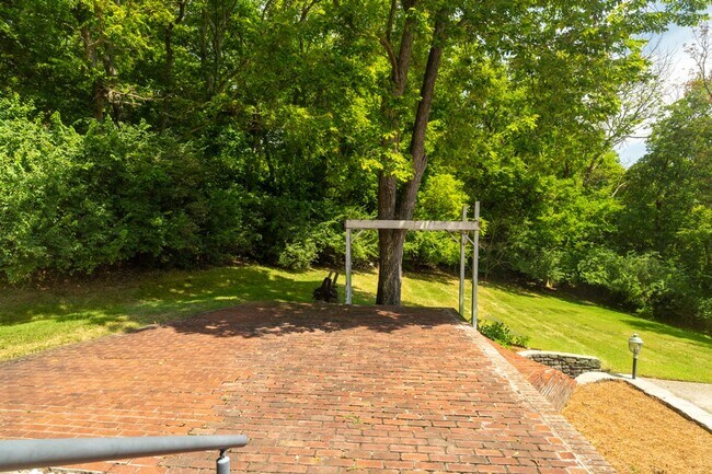 Building Photo - Single Family Home on almost an acre, 4 be...