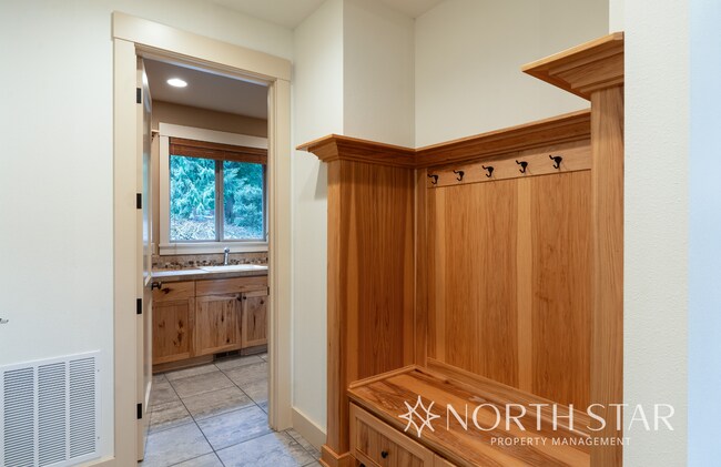 Building Photo - Gorgeous, Gated and Lake Front in Oregon City