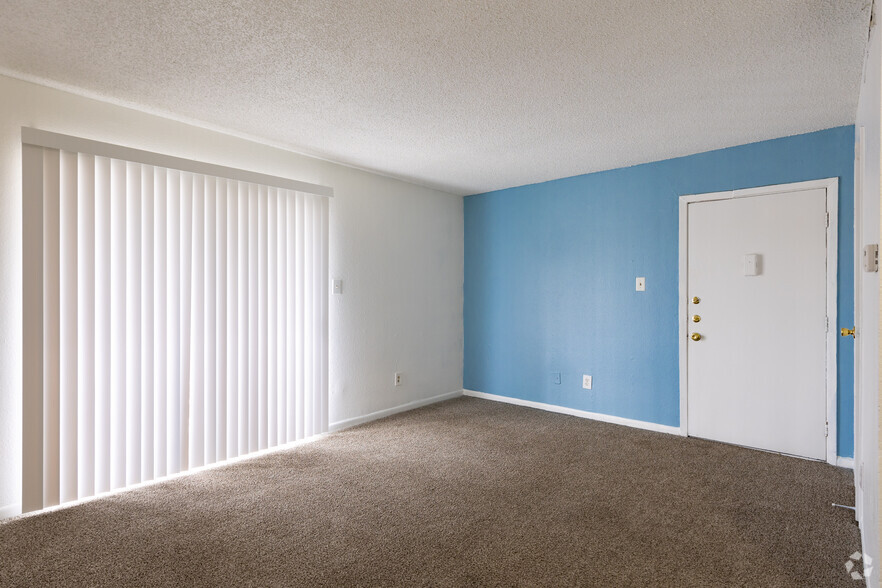 Living room - Pine Creek Apartments