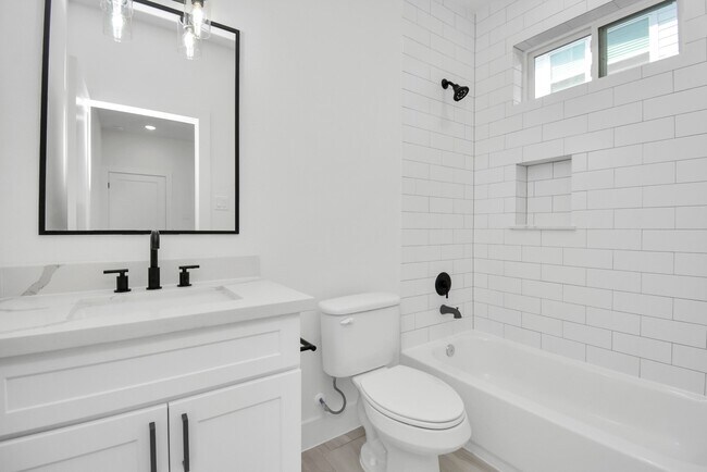 Building Photo - 3036 Live Oak St