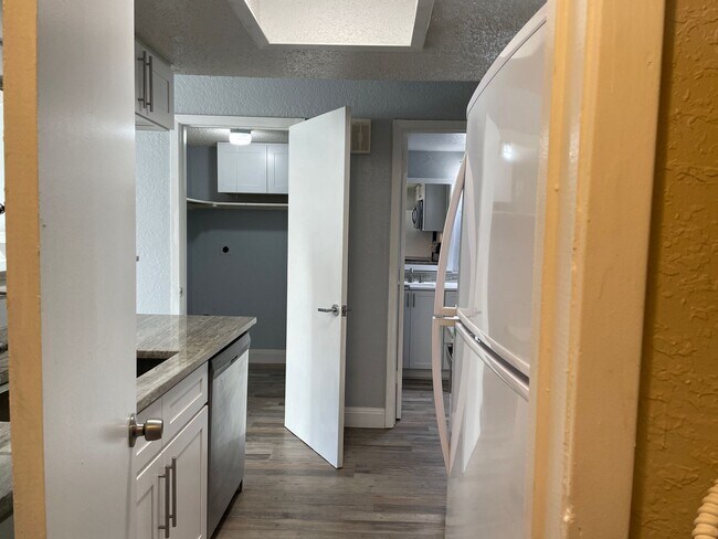 Building Photo - Briarpark Village