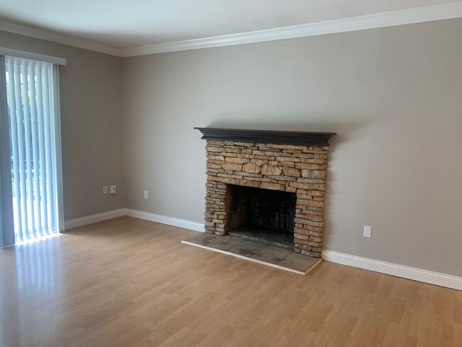 Building Photo - 3bed 2bath available in Rosemont! Pet frie...