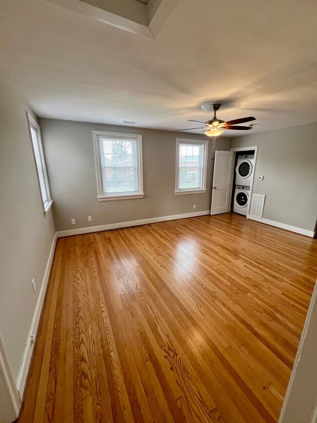 Building Photo - Huge 1 Bedroom Apartment, in the Near west...