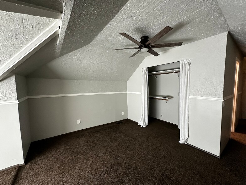 Building Photo - 528 29th St