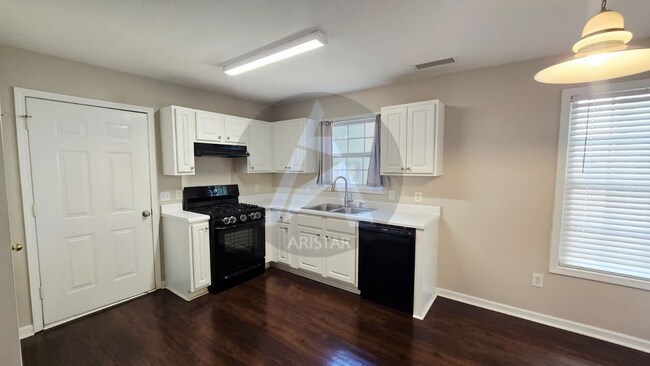Building Photo - 2624 McGuire Dr