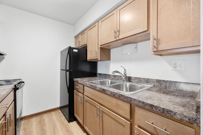 Building Photo - Renovated Lower Studio Apartment Available at our Cedar View Apartments