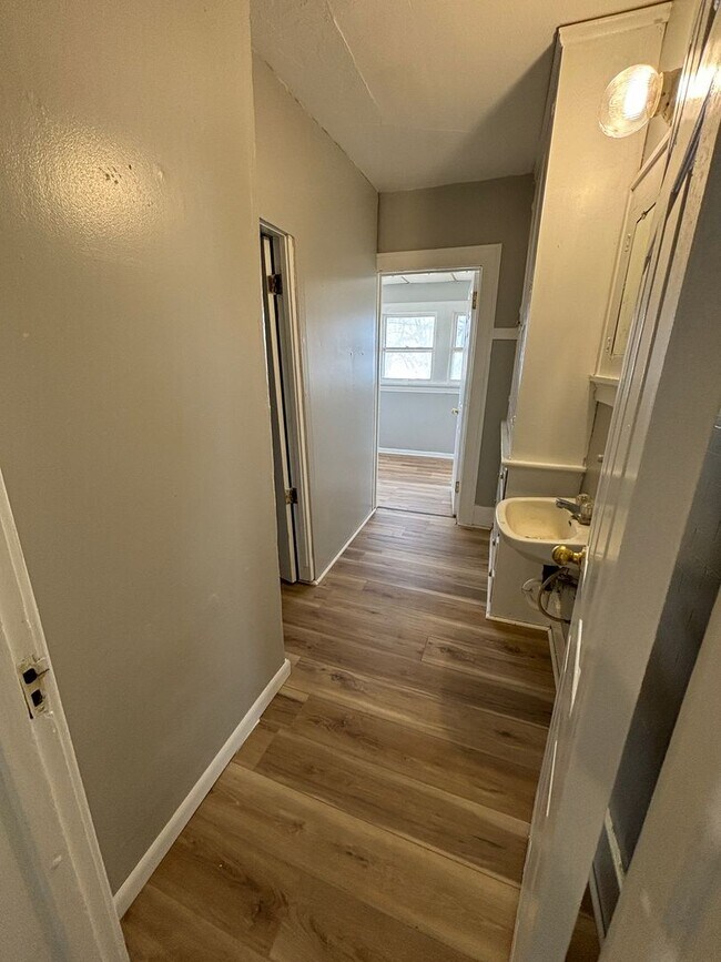 Building Photo - 2 Bedroom, 1 bath apartment in convenient location 1/2 OFF FIRST MONTHS RENT SPECIAL!