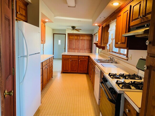 Building Photo - 41 E Hinton Rd