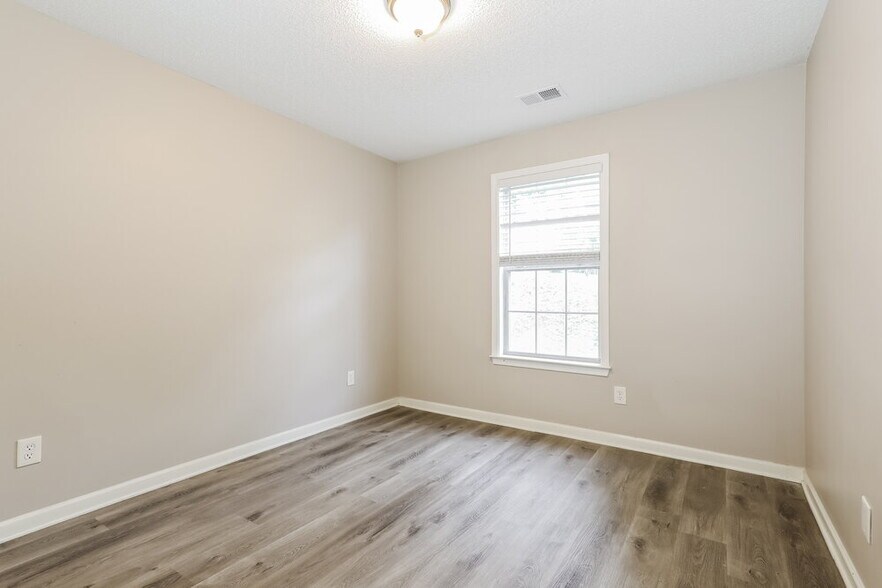 Building Photo - 10990 Knotty Pine Pl