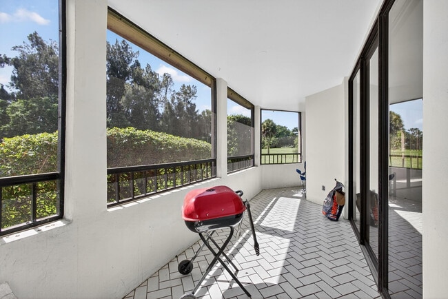 Building Photo - 4770 Fountains Dr S