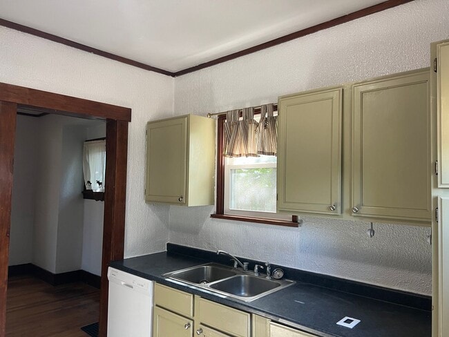 Building Photo - Pet Friendly 2BR House on Beloit's West Side