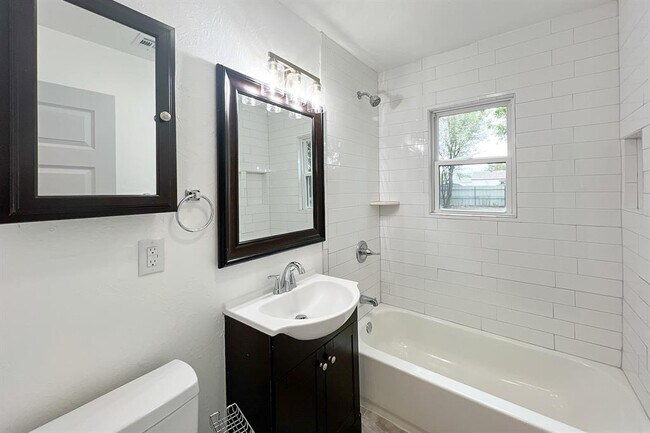 Building Photo - 909 SW 48th St