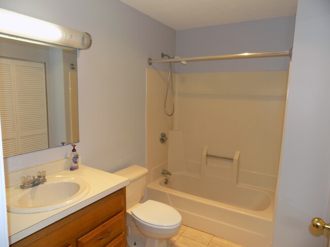 Main Bathroom - 200 Cove Way