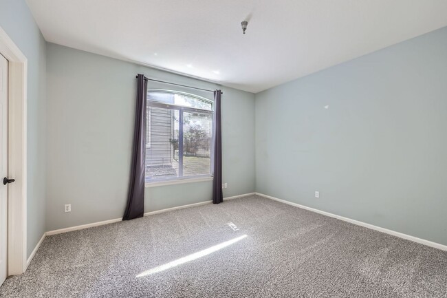 Building Photo - Charming Ground Floor Condo