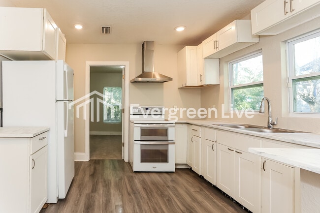 Building Photo - 808 Westbrook Rd