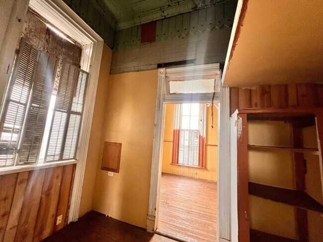 Building Photo - 518 Davis Ave