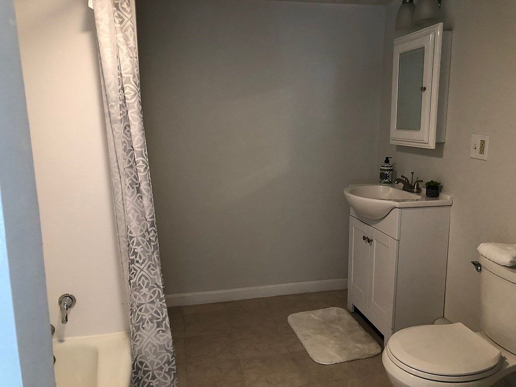 Building Photo - 27 Snell St