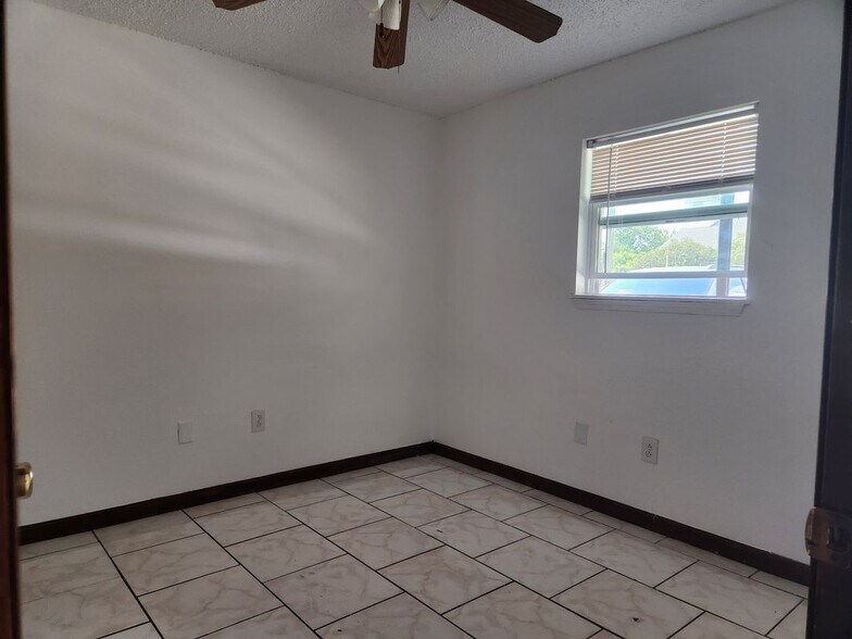 Building Photo - 11417 Jefferson Hwy