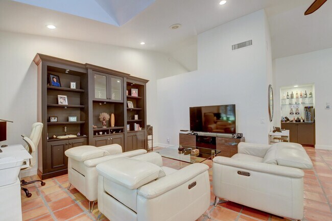 Building Photo - 4666 Fountains Dr S