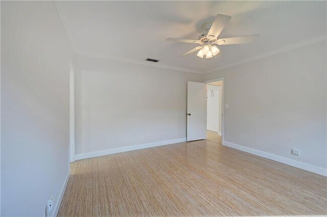 Building Photo - 110 Seminole Ln